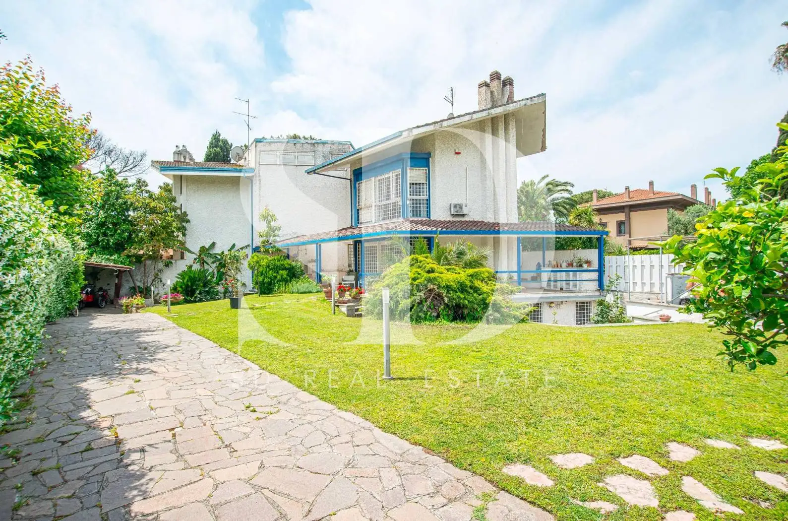 Villa plurifamiliare in vendita a Roma