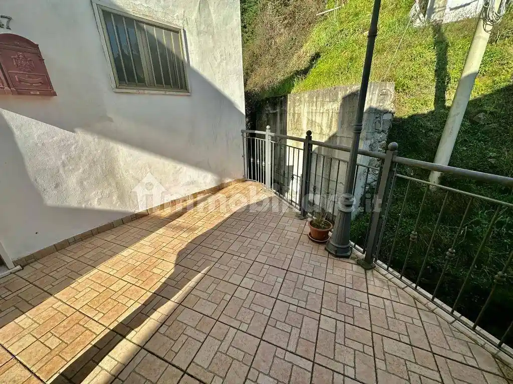 Casa indipendente in vendita a Follo