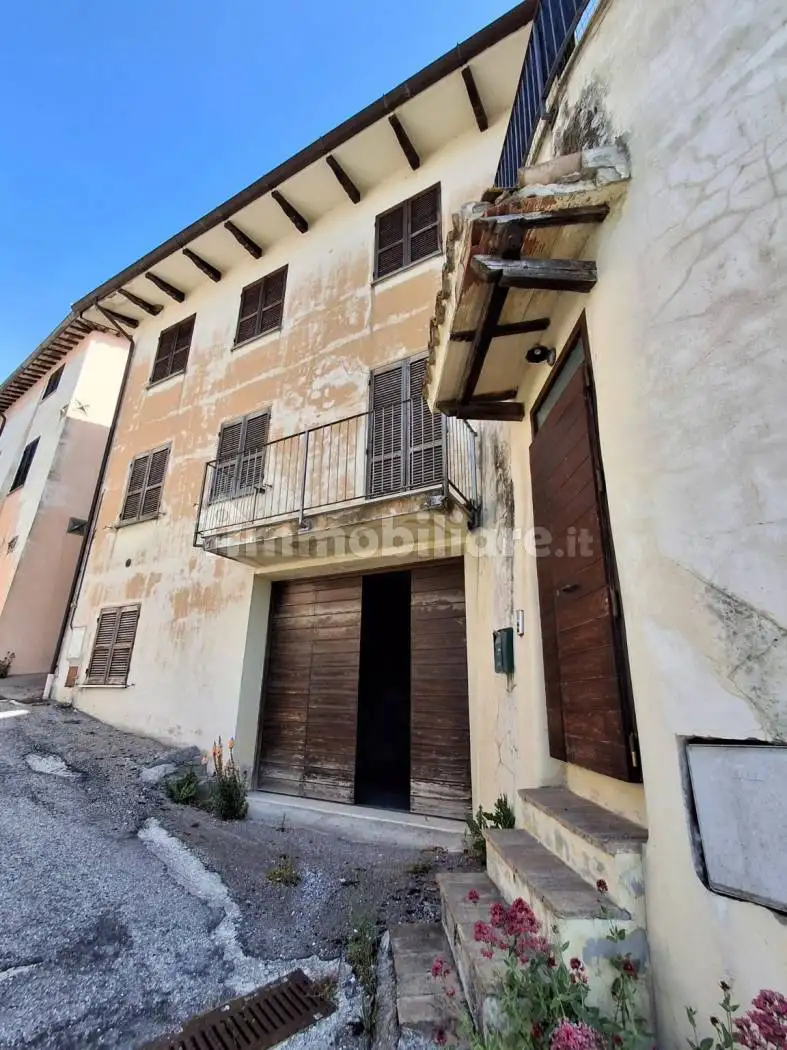 Casa indipendente in vendita a Foligno