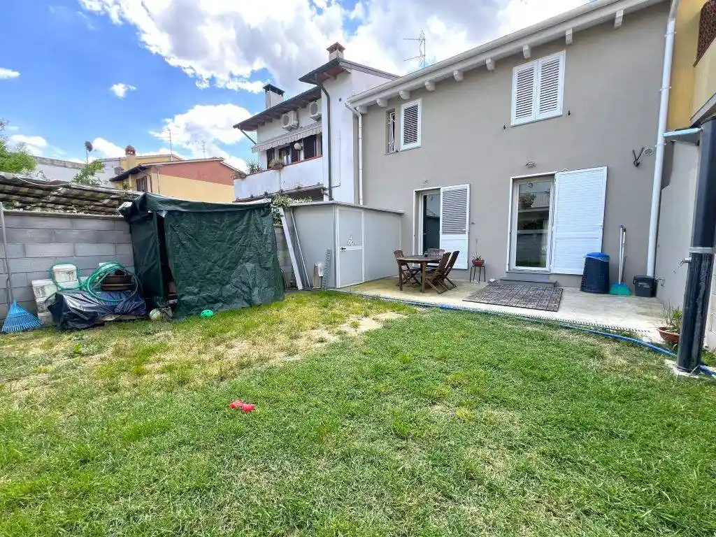 Casa indipendente in vendita a Campi Bisenzio