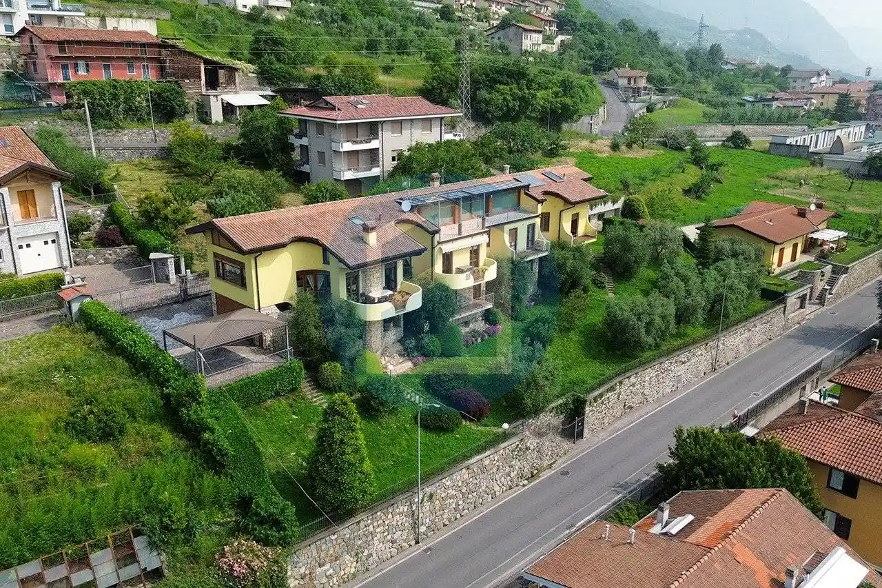 Villa in vendita a Costa Volpino
