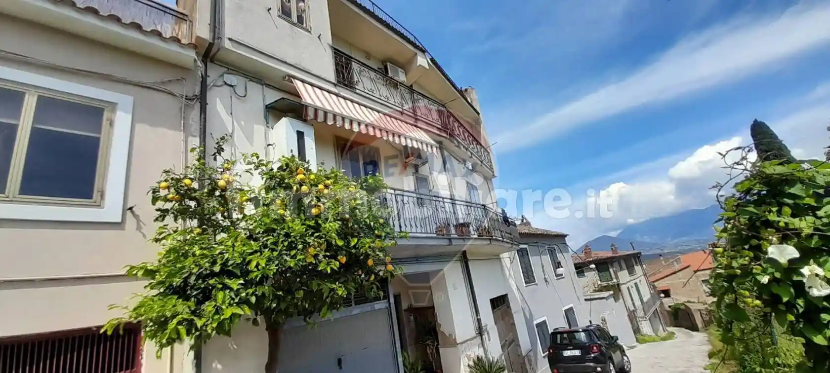 Terratetto plurifamiliare 300 m², buono stato, Solopaca - foto 2