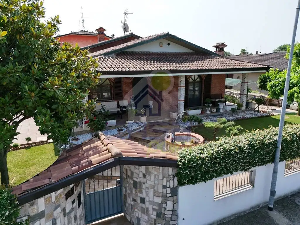 Villa in vendita a Corte de' Cortesi con Cignone