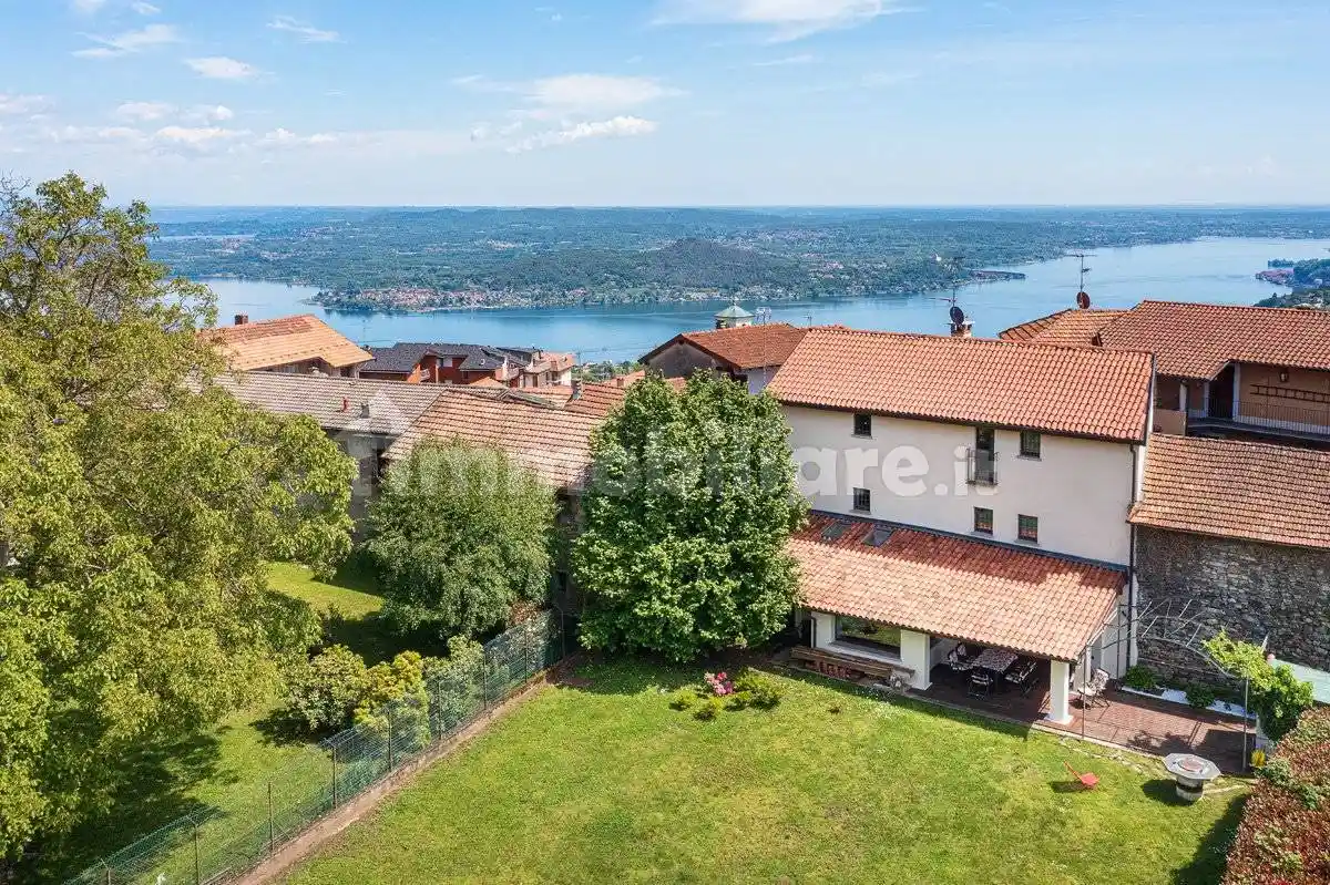 Villa in vendita a Nebbiuno