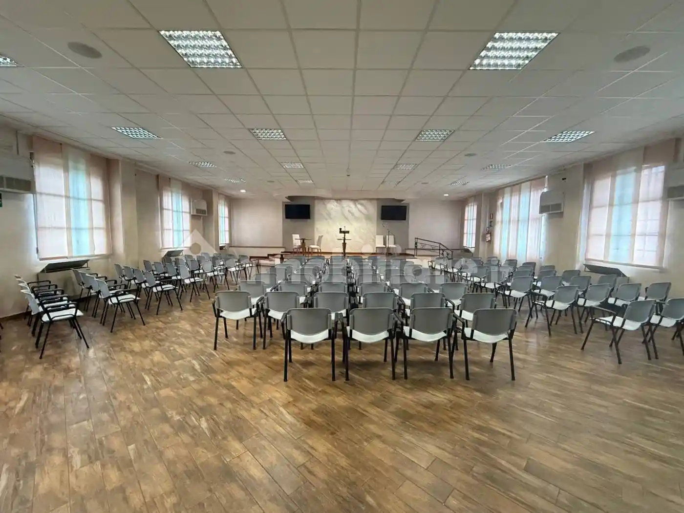 Palazzo - Edificio in vendita a Ferno