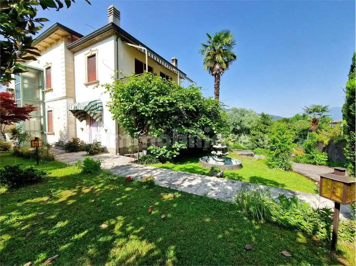 Villa in vendita a Leggiuno