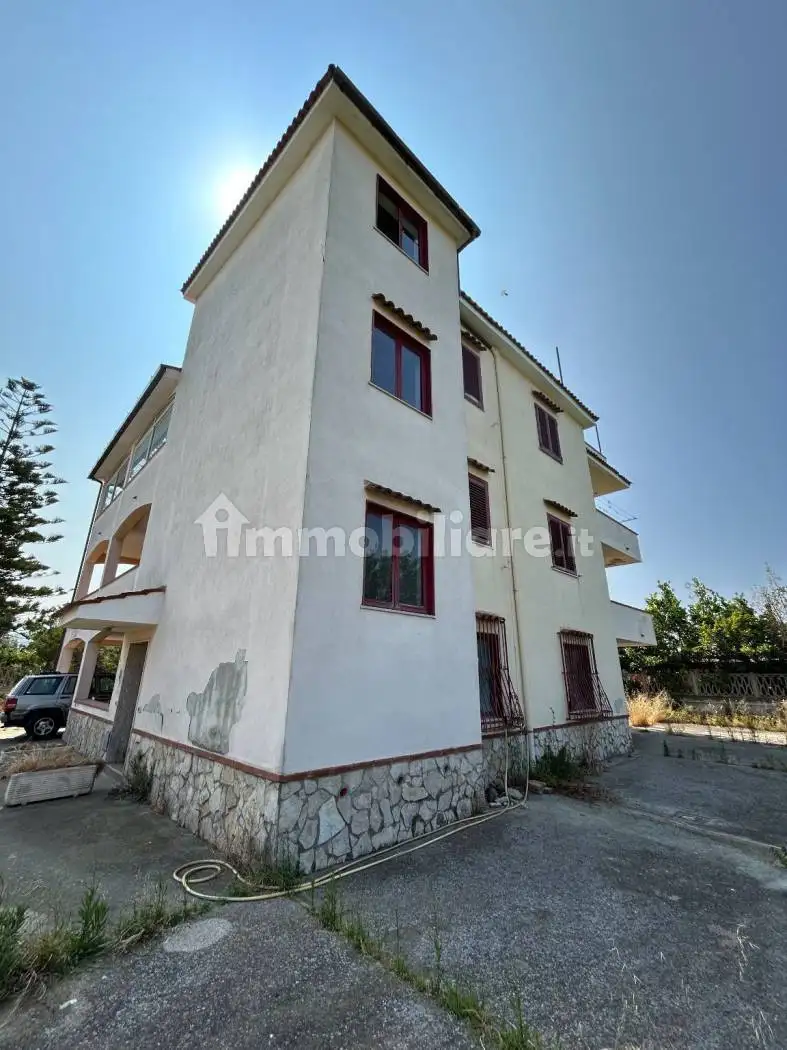Palazzo - Edificio in vendita a Pozzuoli