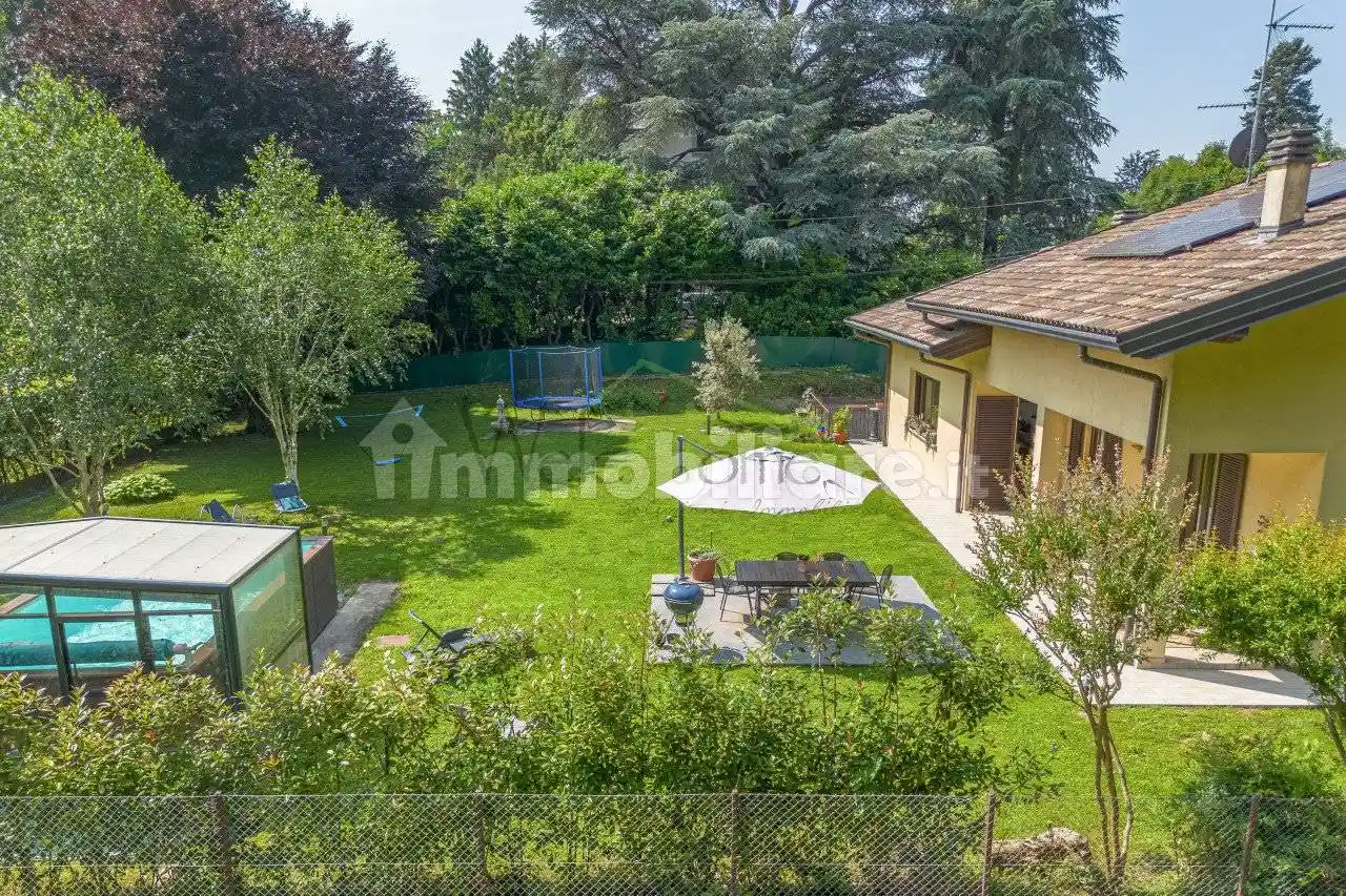 Villa in vendita a Albavilla