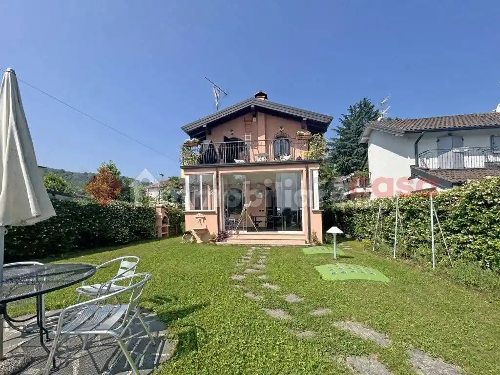 Casa indipendente in vendita a Meina