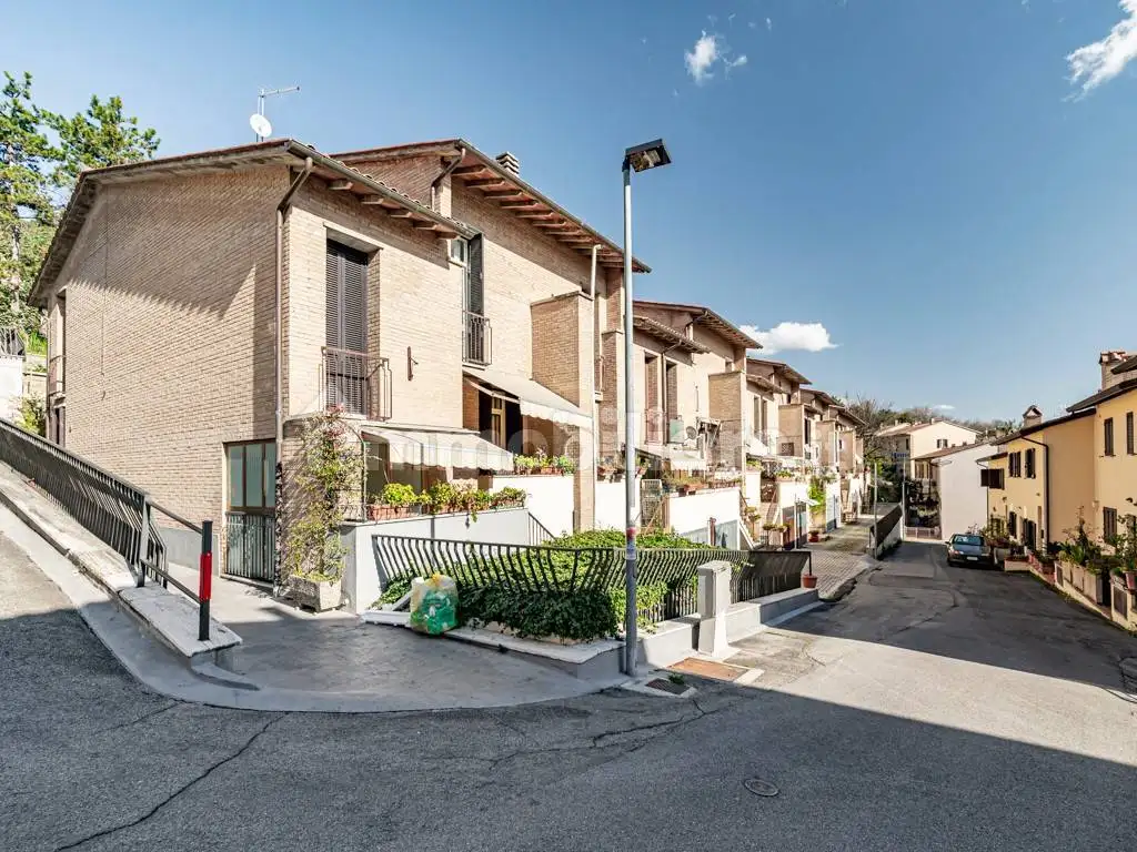Villetta a schiera in vendita a Assisi