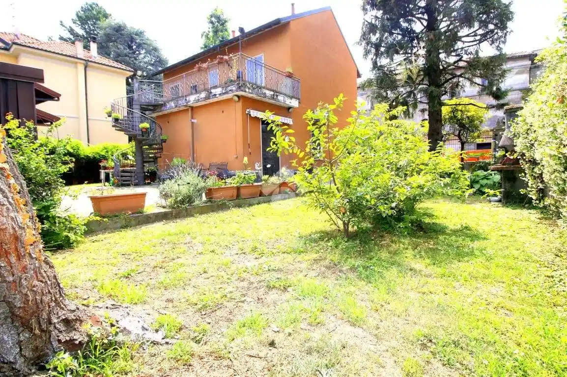 Villa in vendita a Caronno Pertusella