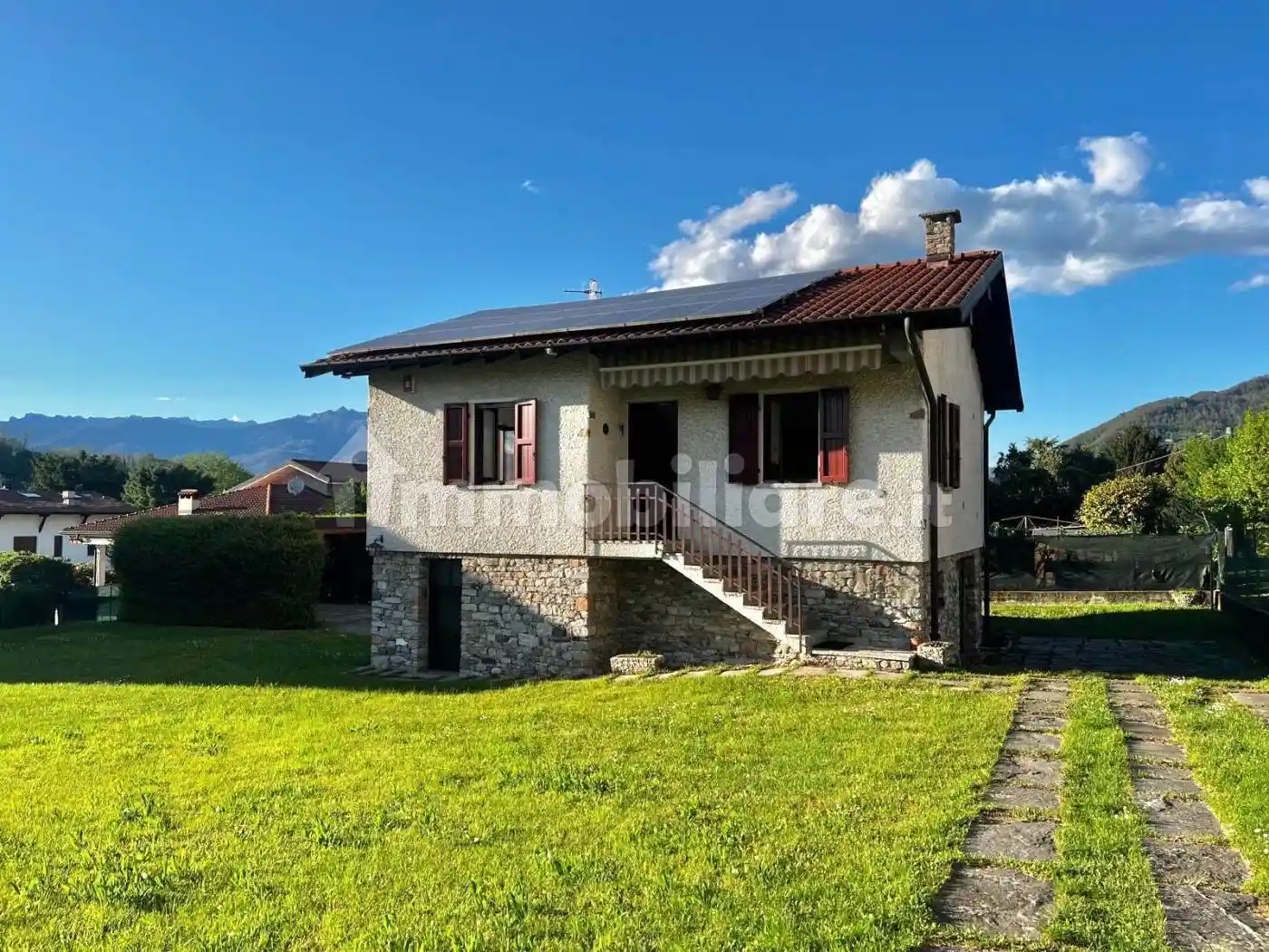 Villa in vendita a Laveno-Mombello