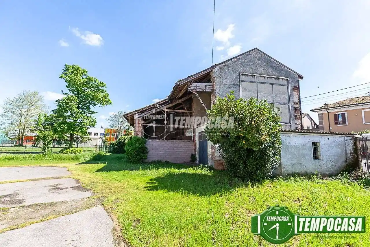 Palazzo - Edificio in vendita a Dovera