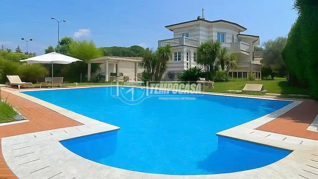 Villa in vendita a Carrara