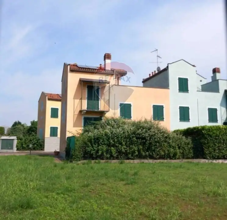 Villa in vendita a Biandrate