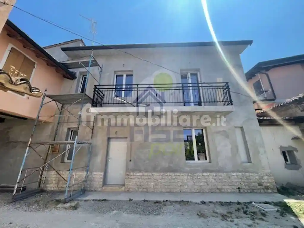 Casa indipendente in vendita a Castelvetro Piacentino