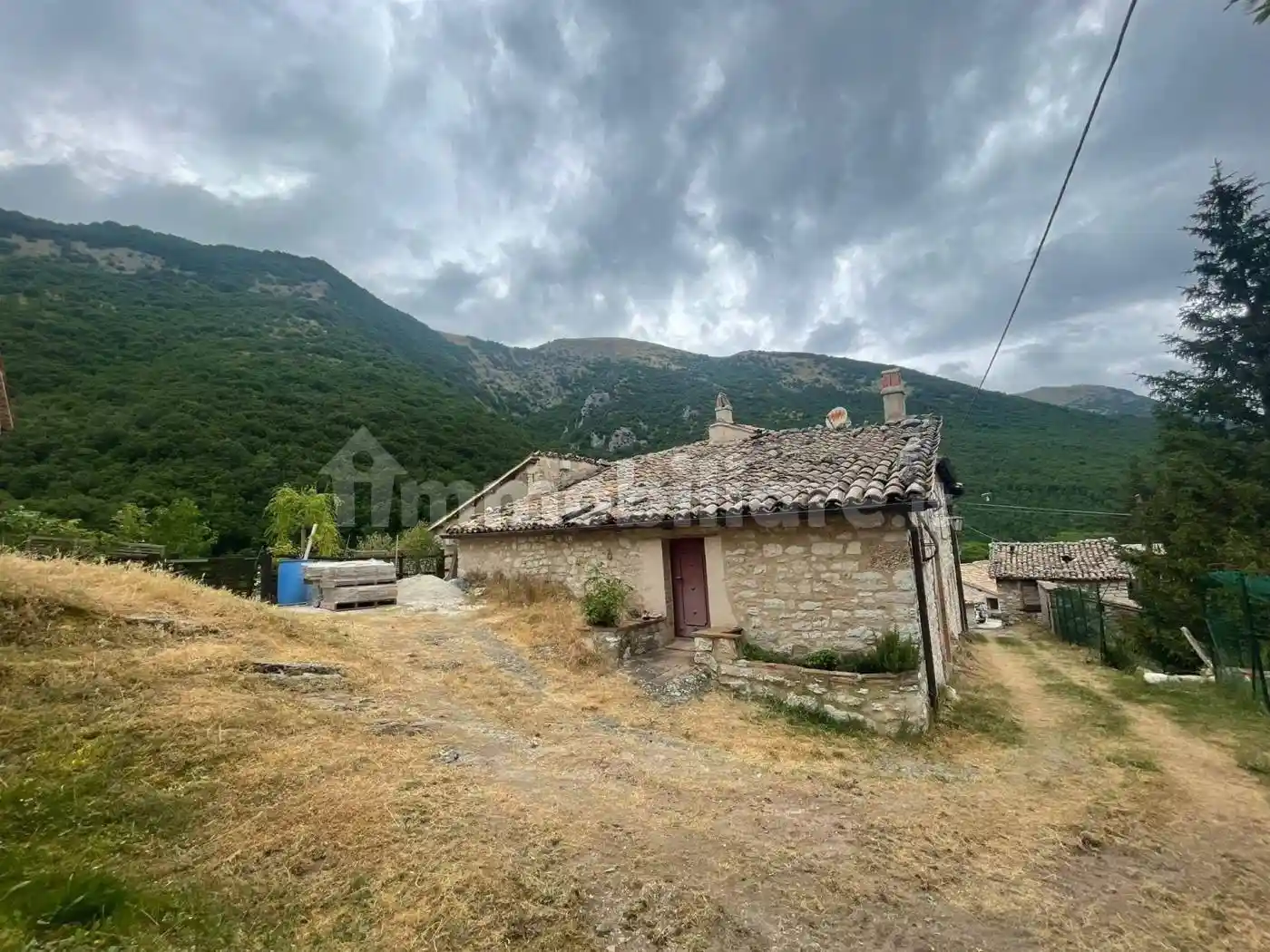 Rustico - Casale in vendita a Camerino