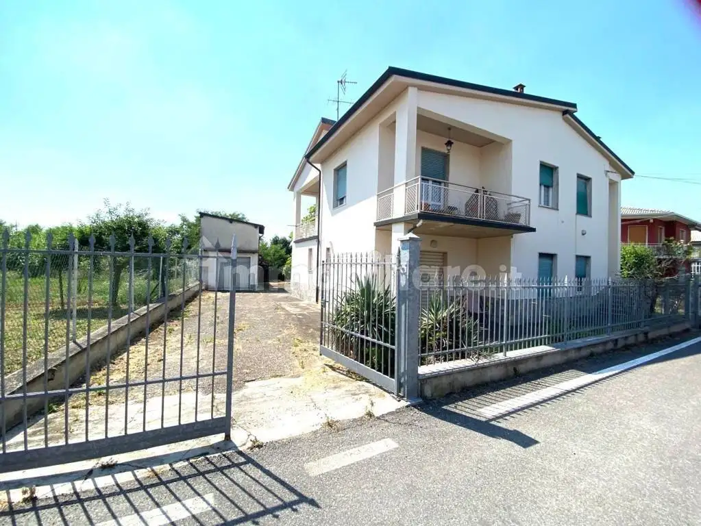 Terratetto unifamiliare Corvino San Quirico frazione Fumo via Giovanni Pascoli 3, Fumo, Corvino San Quirico - foto 2