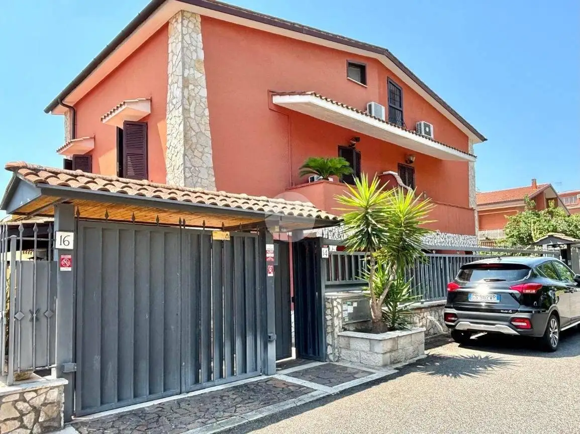 Villa bifamiliare in vendita a Roma