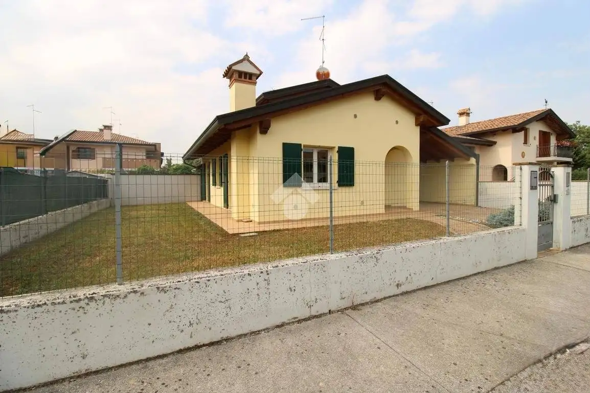 Casa indipendente in vendita a Santa Maria la Longa