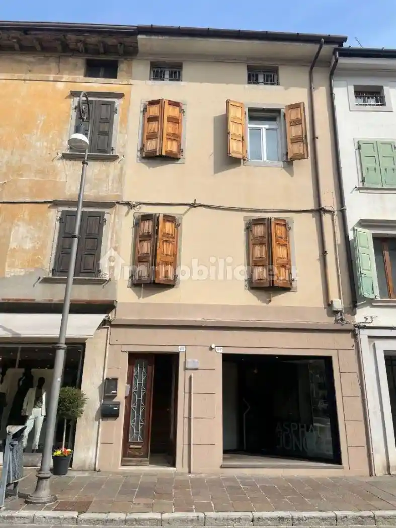Palazzo - Edificio in vendita a Udine