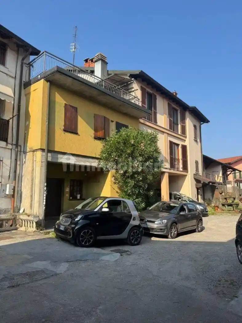 Casa indipendente in vendita a Biandronno