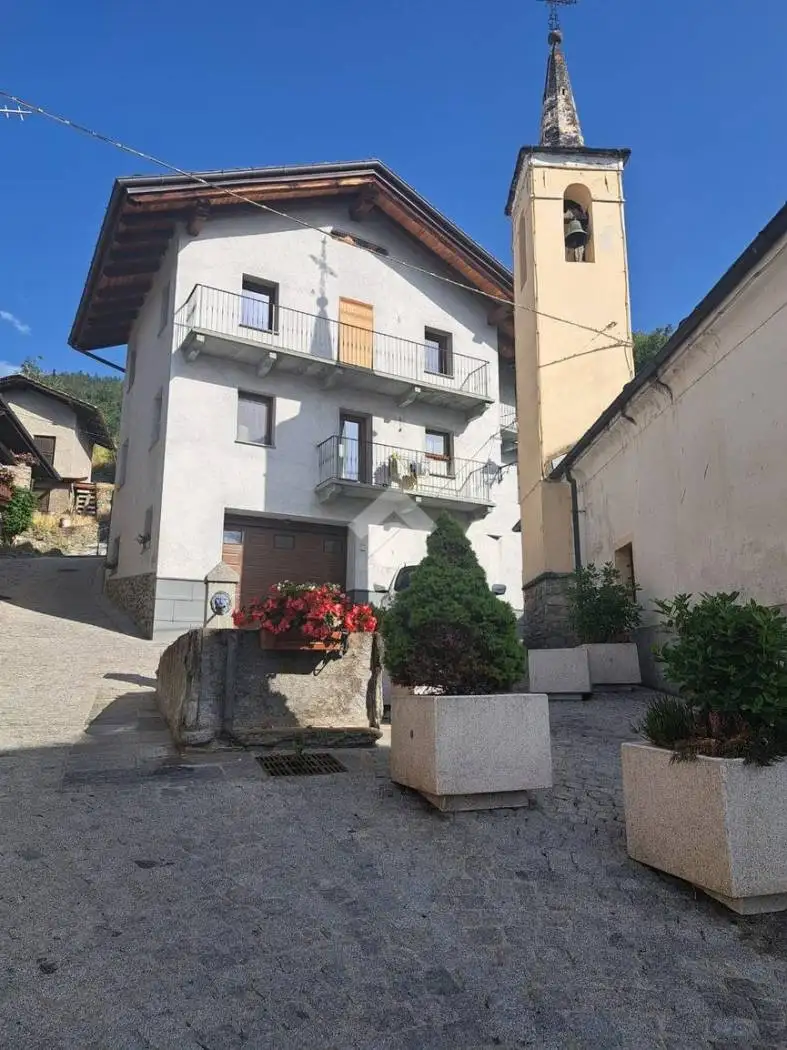 Villa unifamiliare frazione Capoluogo 235, Centro, Charvensod - foto 2