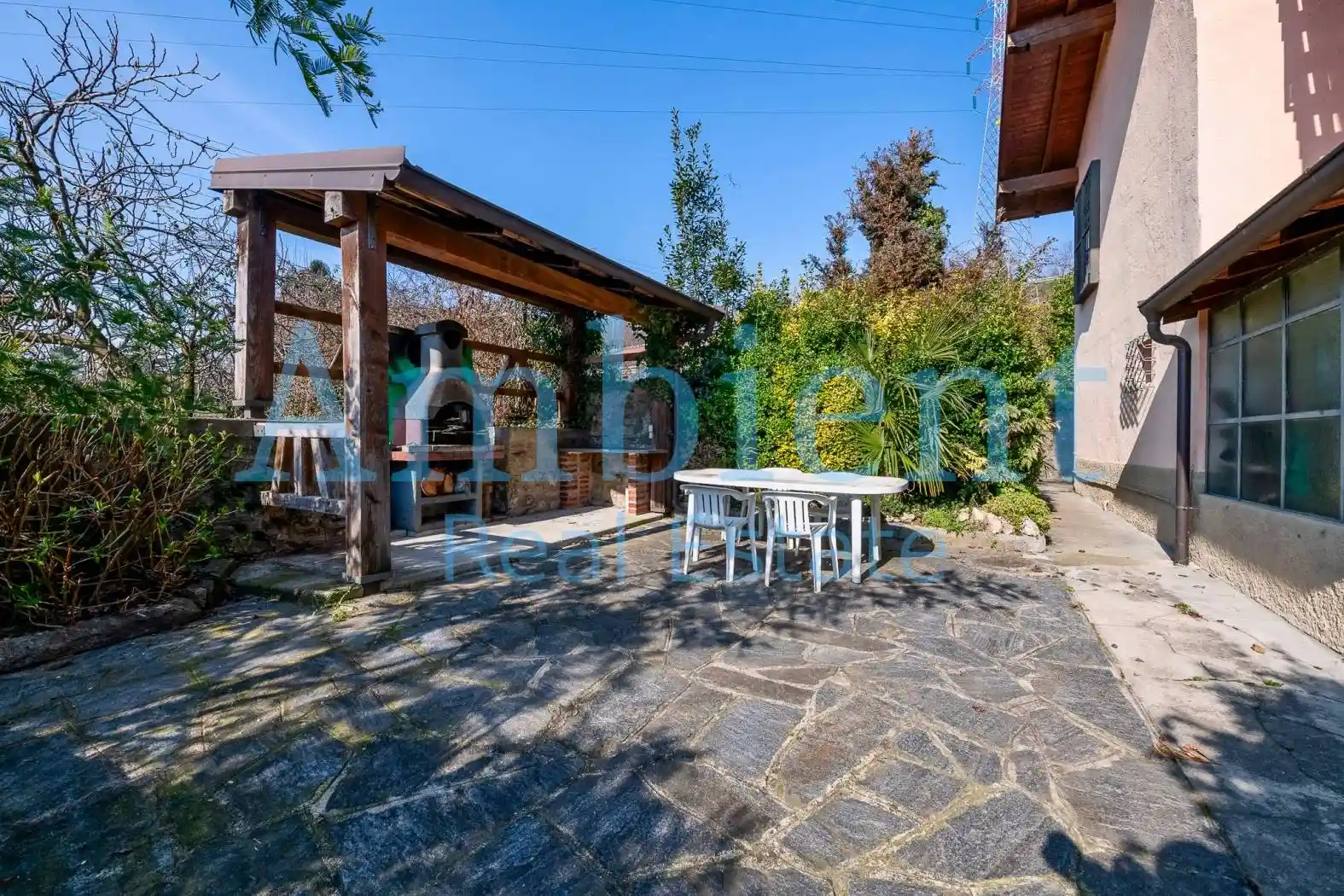 Villa in vendita a Nebbiuno