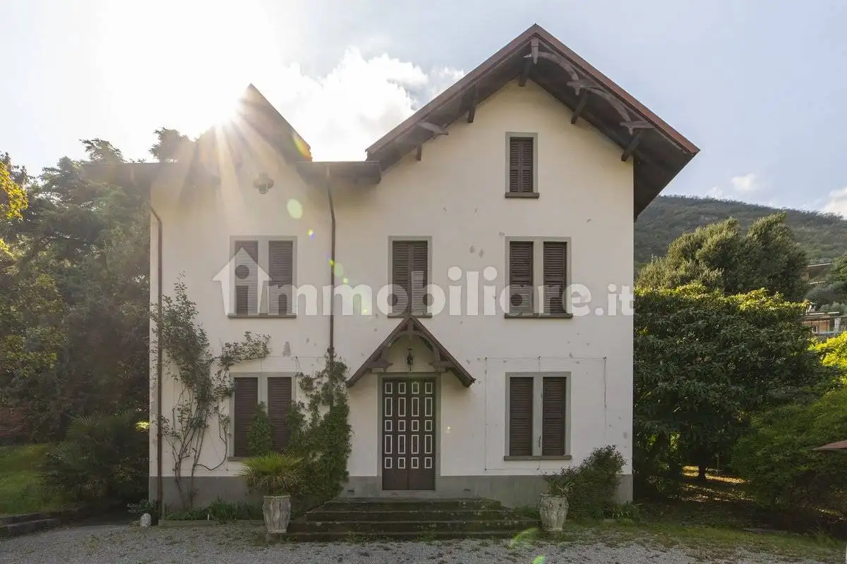 Villa in vendita a Tavernola Bergamasca