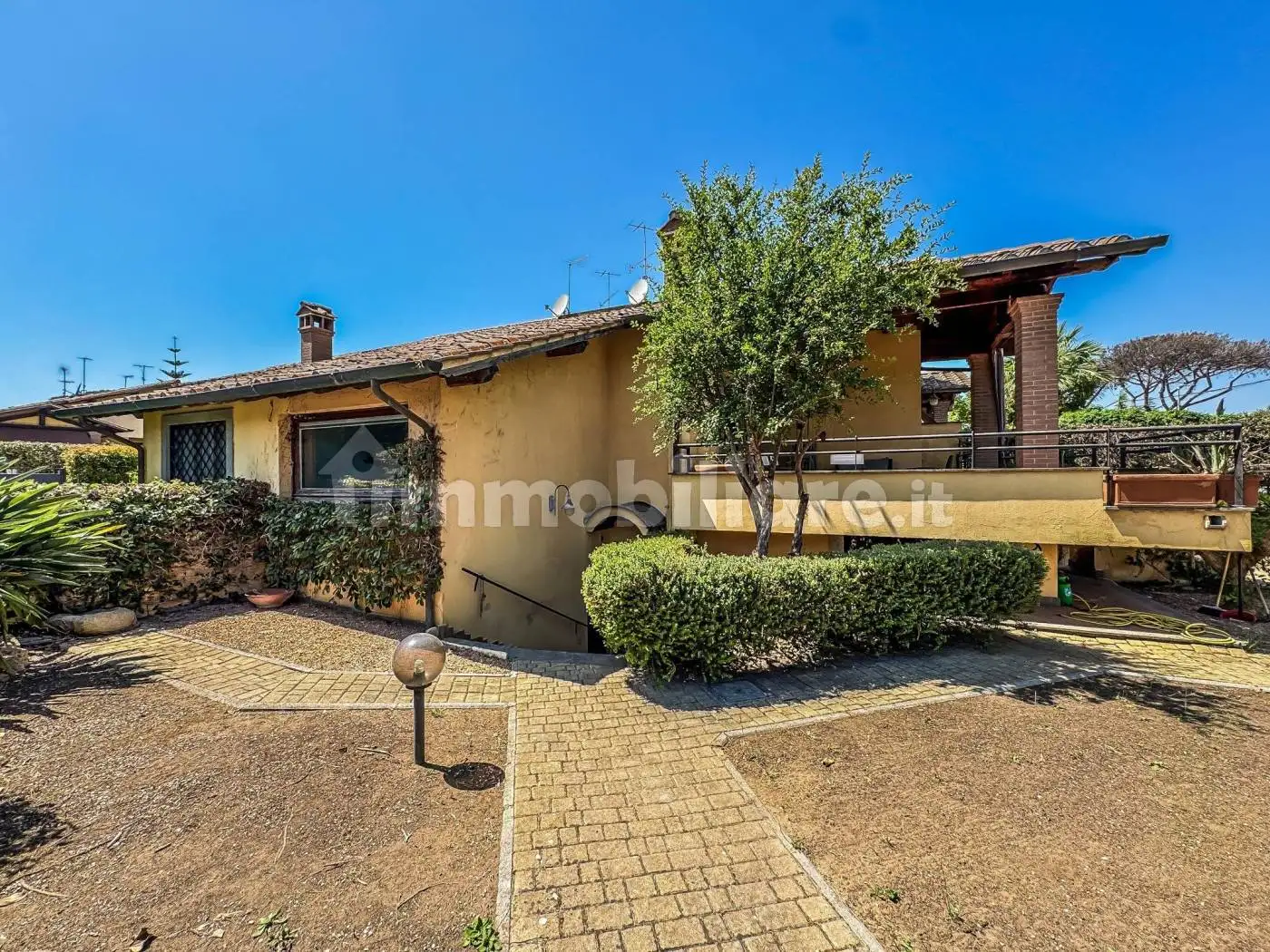 Villa plurifamiliare in vendita a Roma