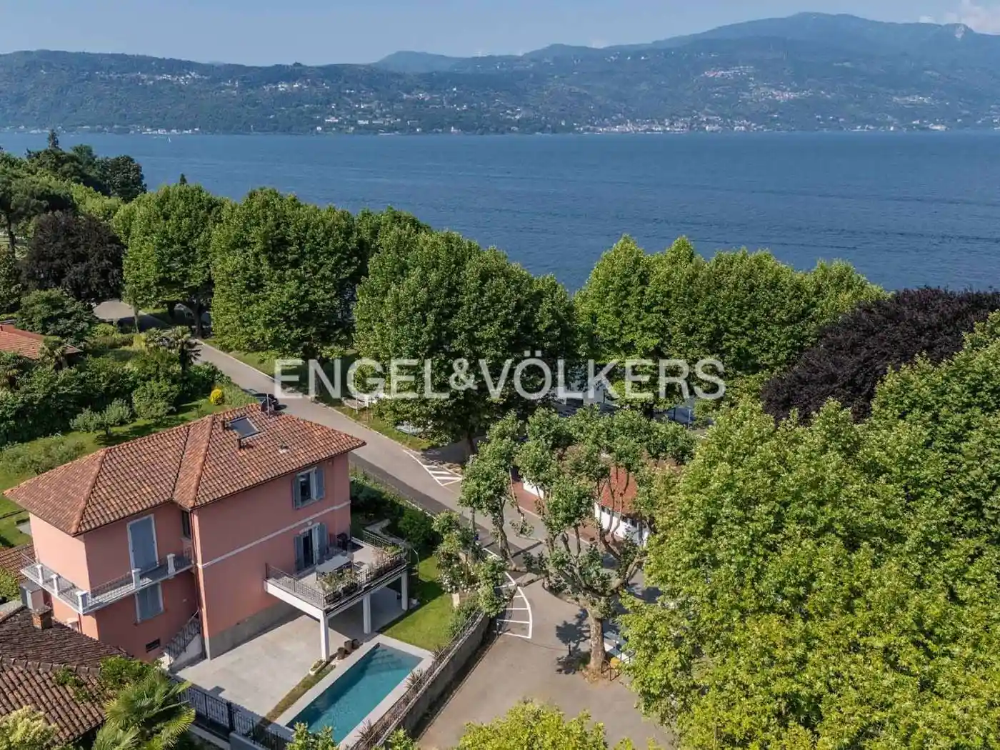 Villa in vendita a Laveno-Mombello