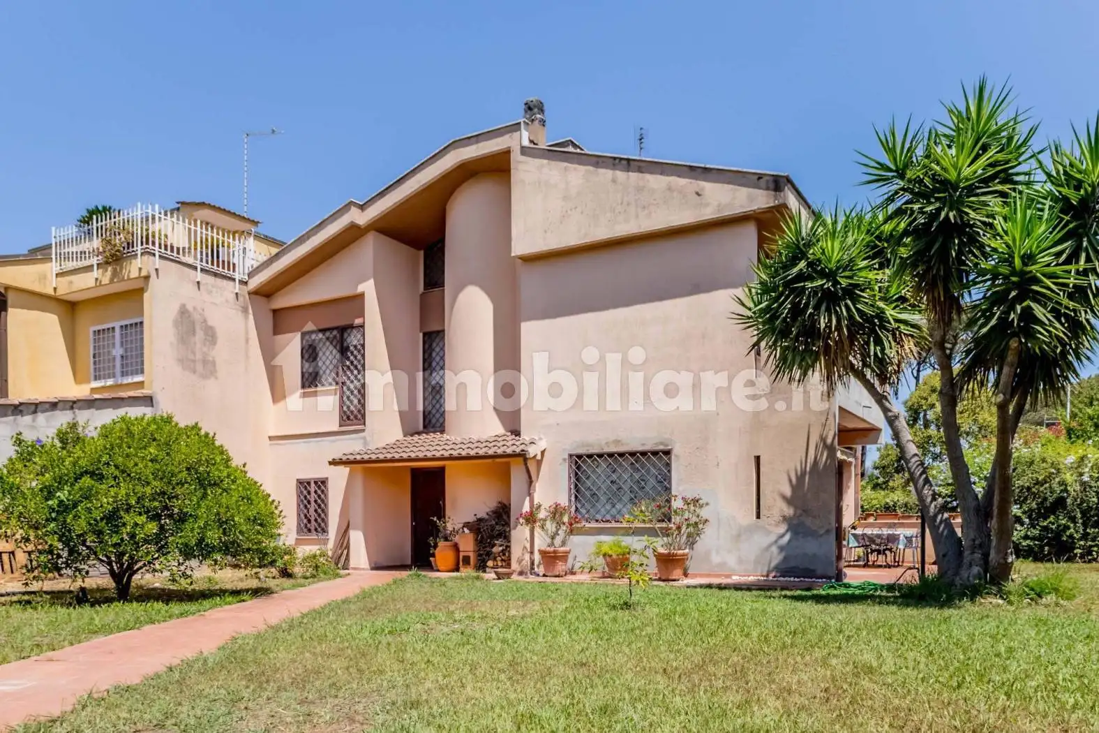 Villa plurifamiliare in vendita a Roma