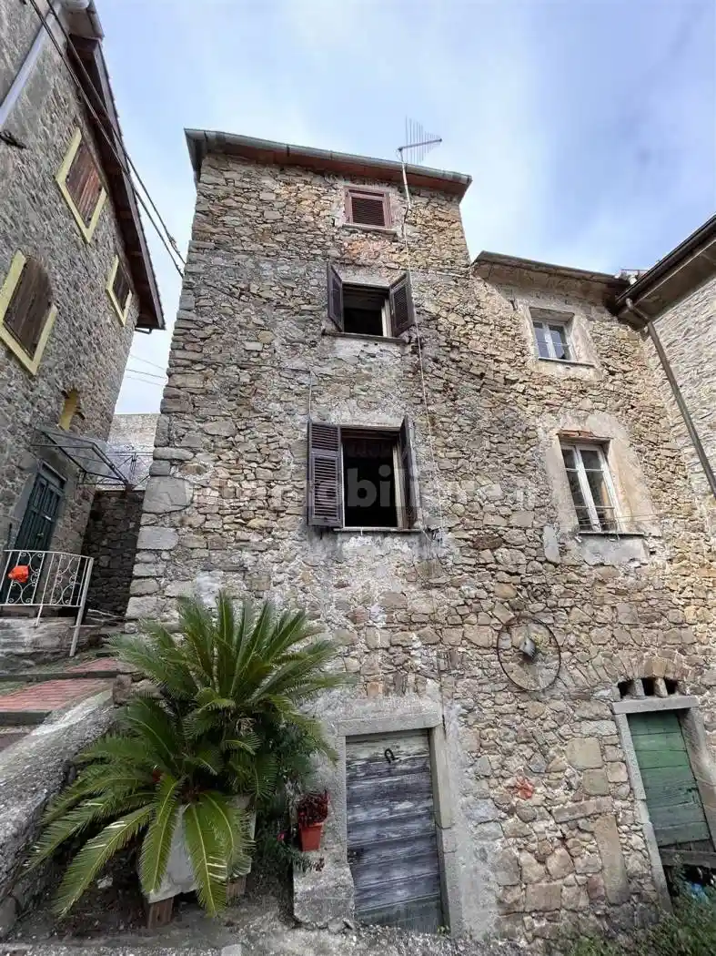 Casa indipendente in vendita a Follo