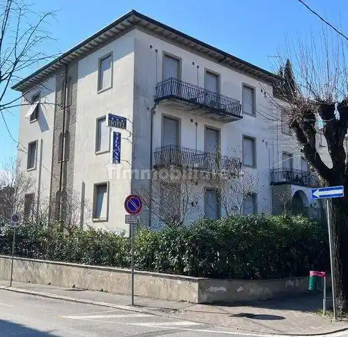 Palazzo - Edificio in vendita a Montecatini-Terme