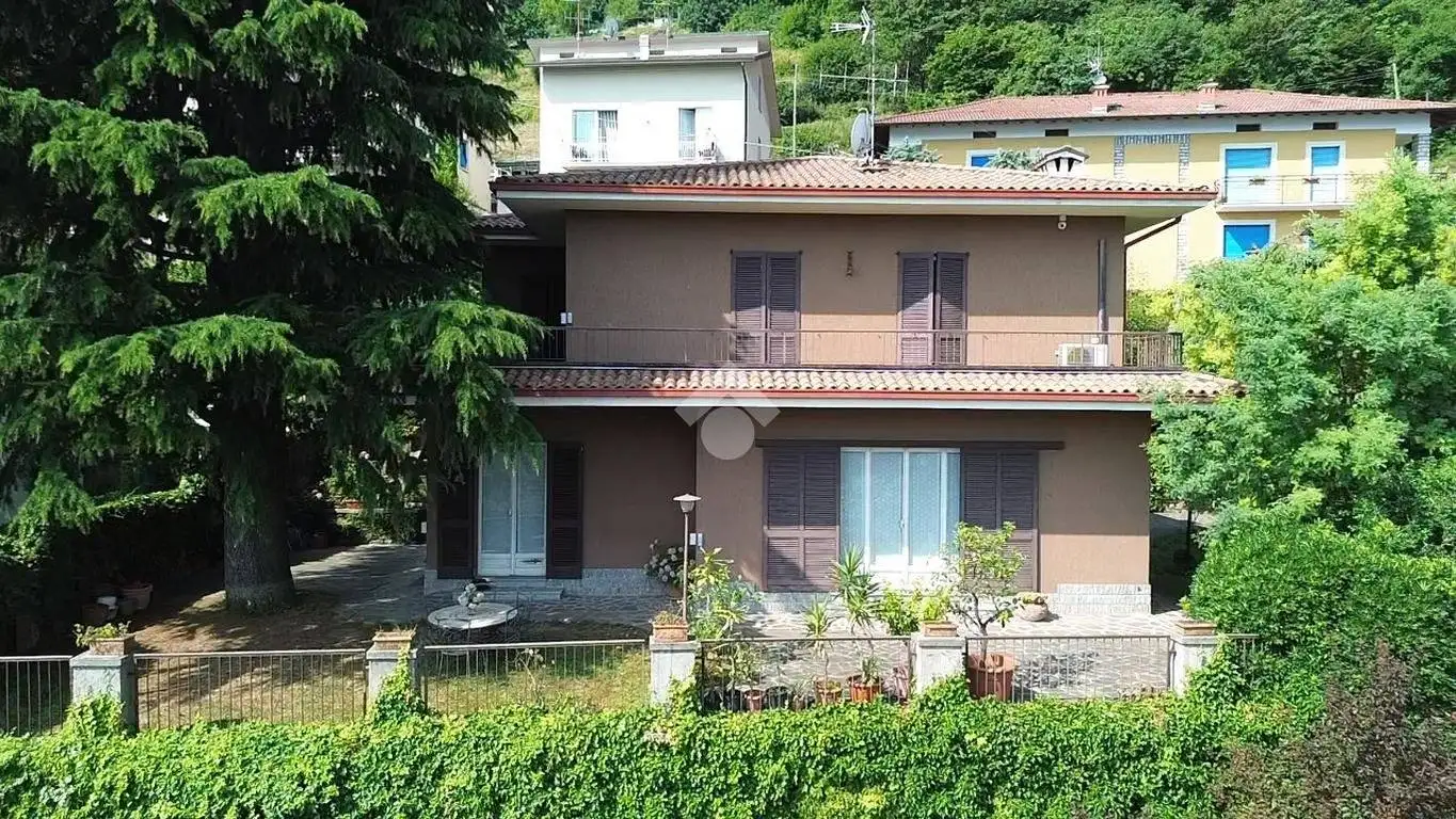 Villa in vendita a Tavernola Bergamasca