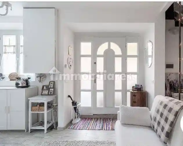 Casa indipendente in affitto a Erba