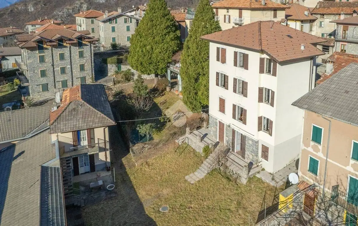 Villa in vendita a Esino Lario