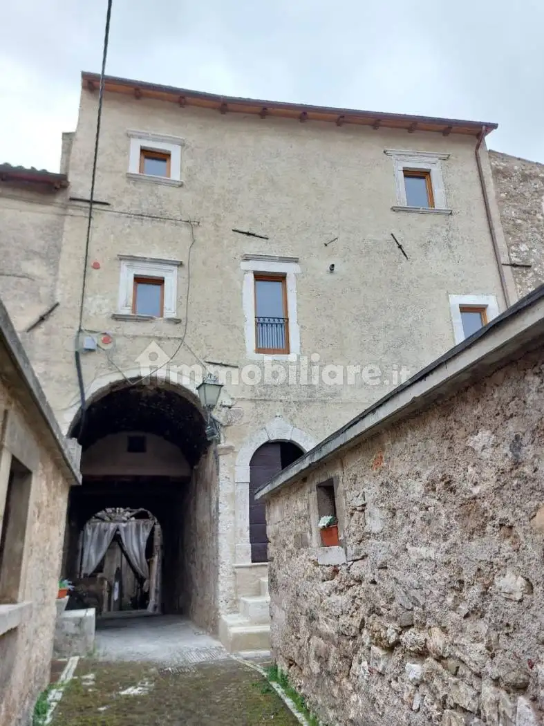 Casa indipendente in vendita a Castelvecchio Calvisio
