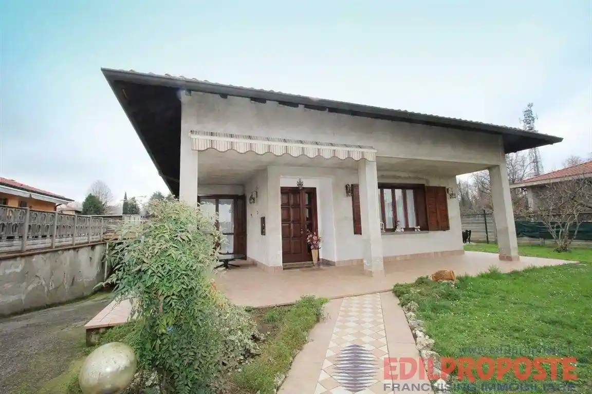 Villa in vendita a Lazzate