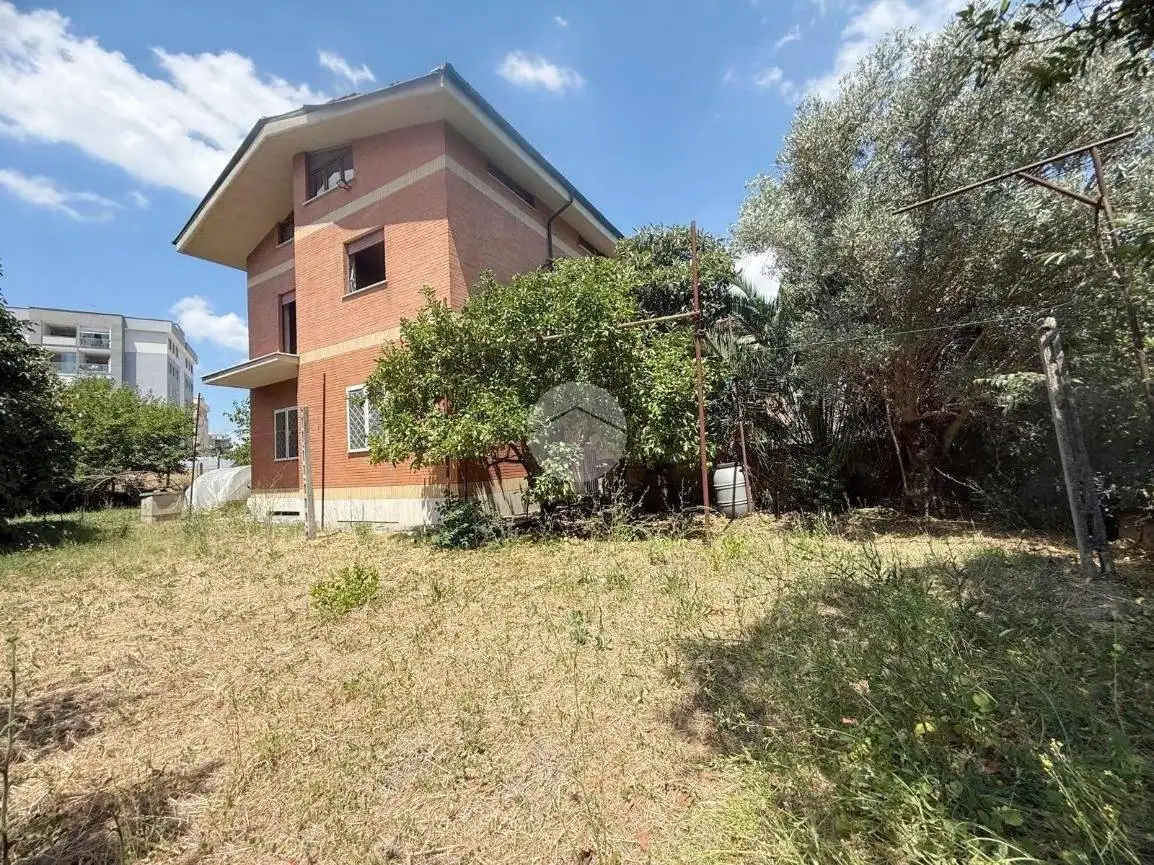 Palazzo - Edificio in vendita a Roma