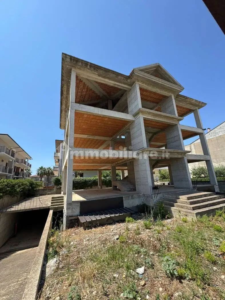 Palazzo - Edificio in vendita a Cutro