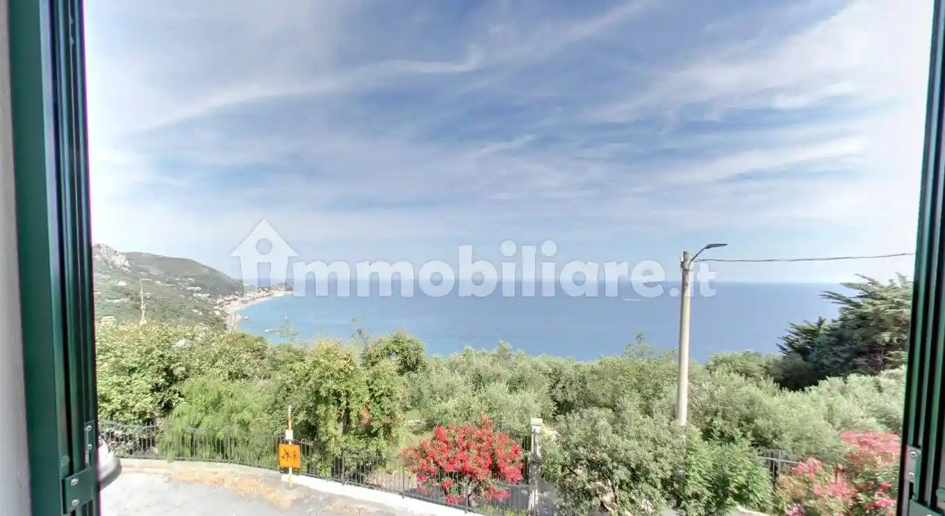 Palazzo - Edificio in vendita a Finale Ligure