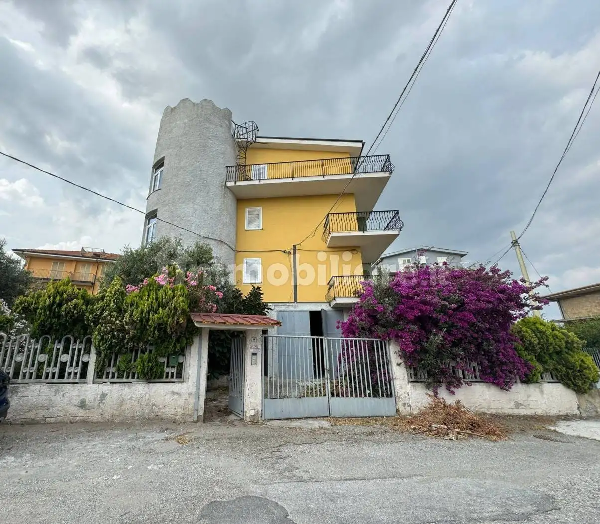 Palazzo - Edificio in vendita a Gizzeria