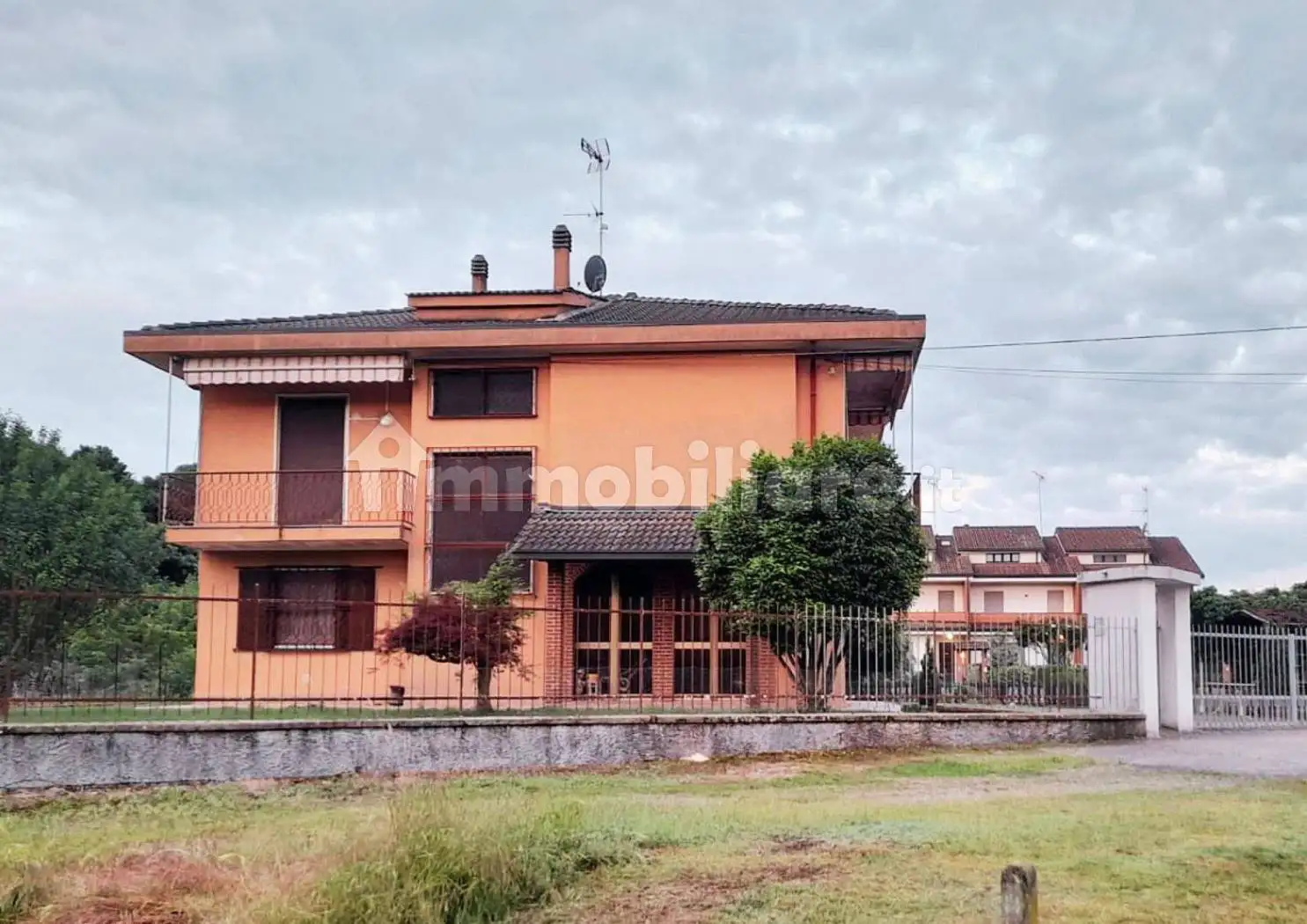 Villa in vendita a Fara Novarese