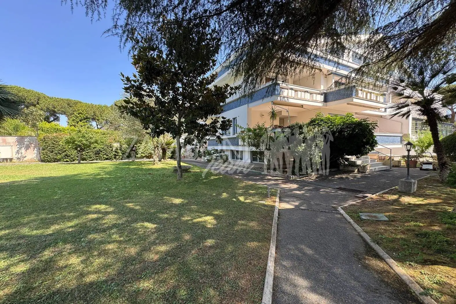 Villa plurifamiliare in vendita a Roma