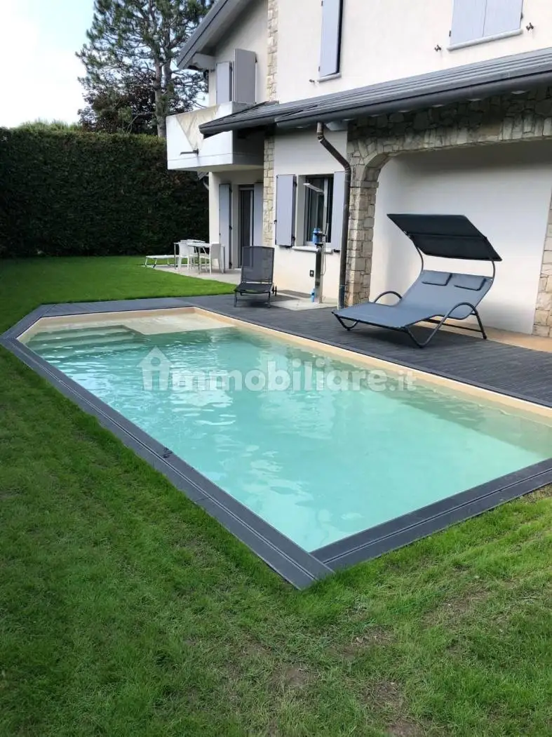 Villa in vendita a Uggiate con Ronago