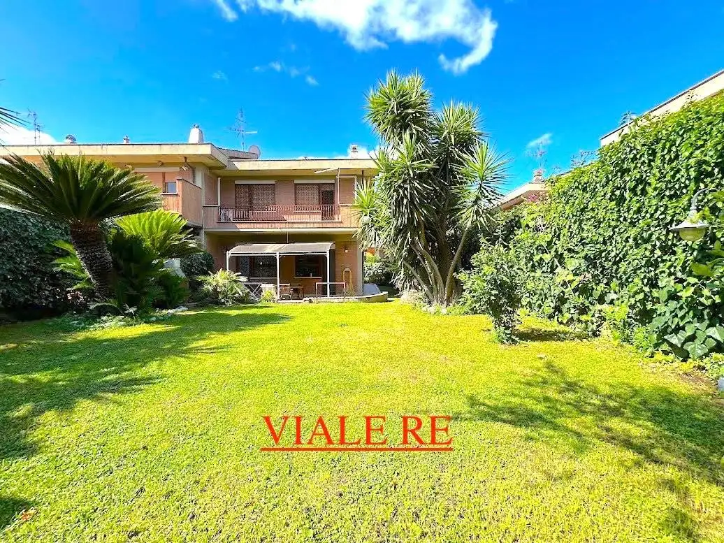 Villa bifamiliare in vendita a Roma