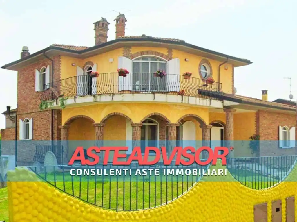 Villa in asta a Sommo