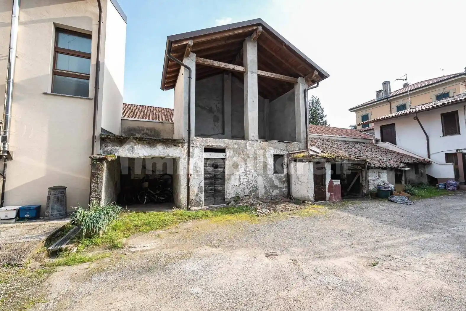 Rustico - Casale in vendita a Carugo