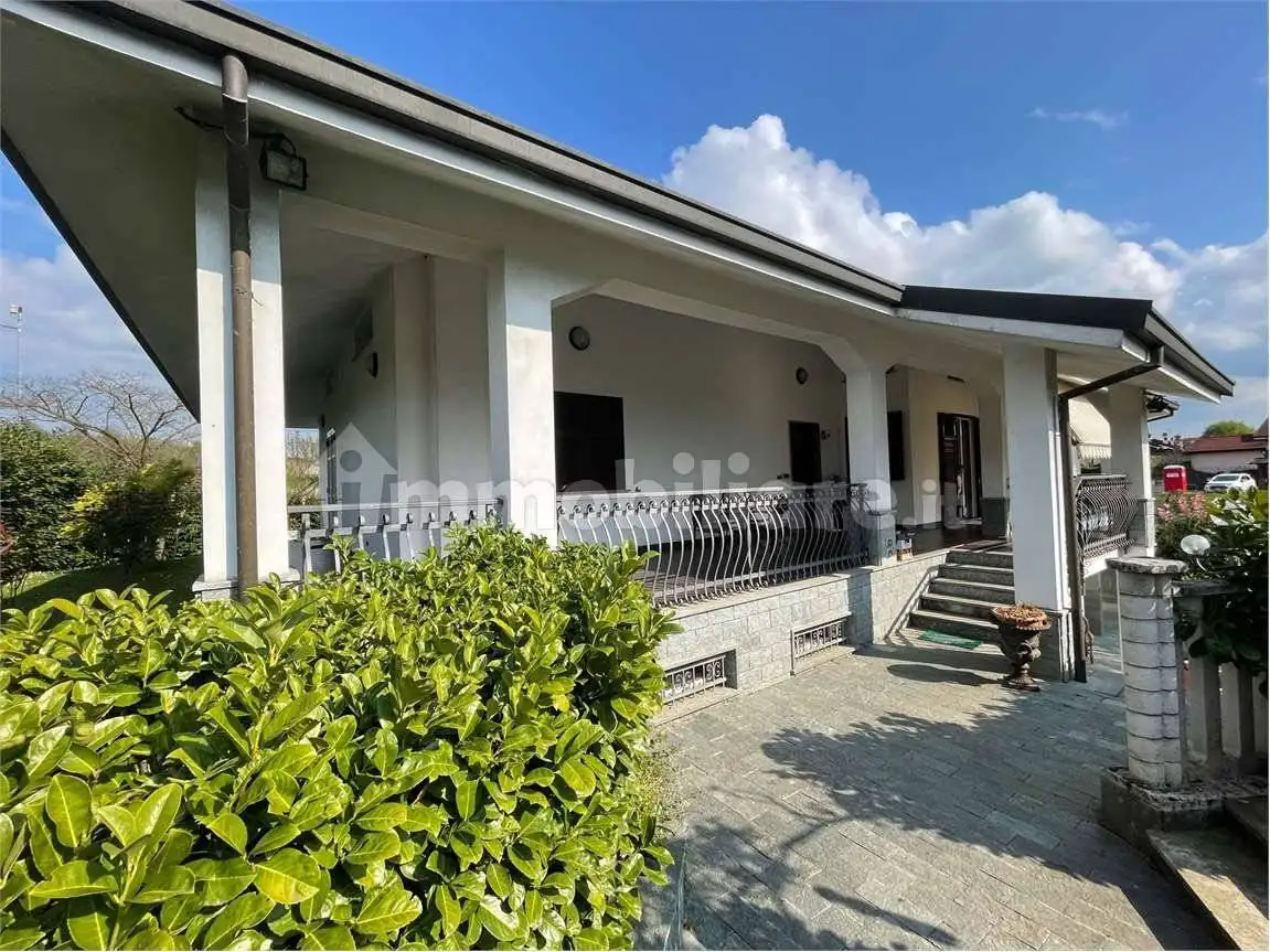 Villa in vendita a Francavilla Bisio